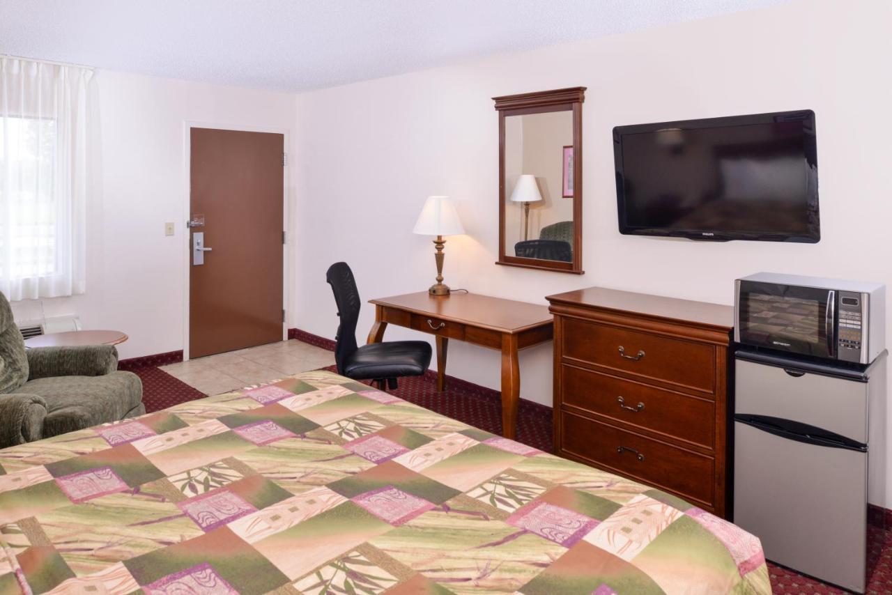 Briarwood Inn Of Geneva Extérieur photo