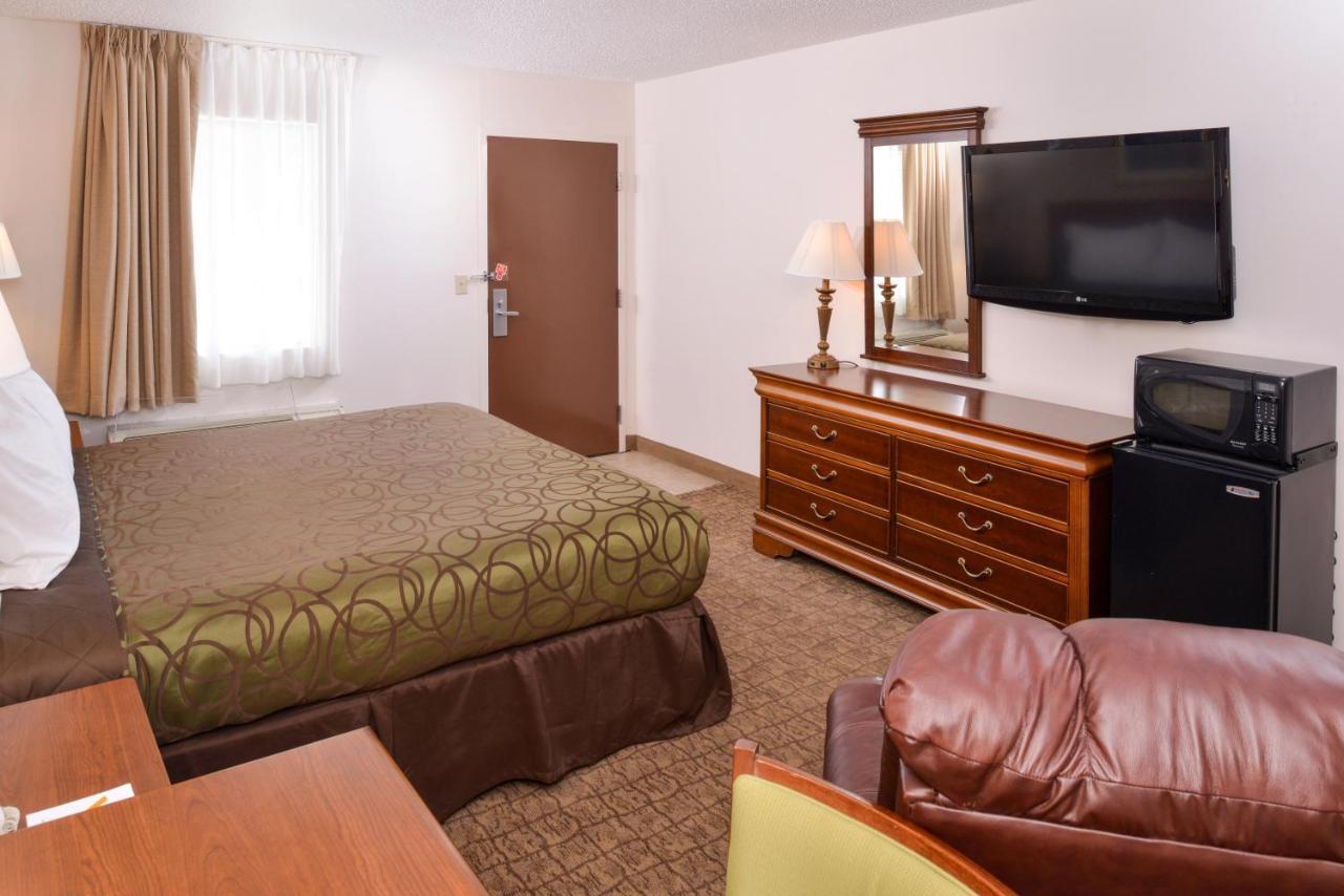 Briarwood Inn Of Geneva Extérieur photo