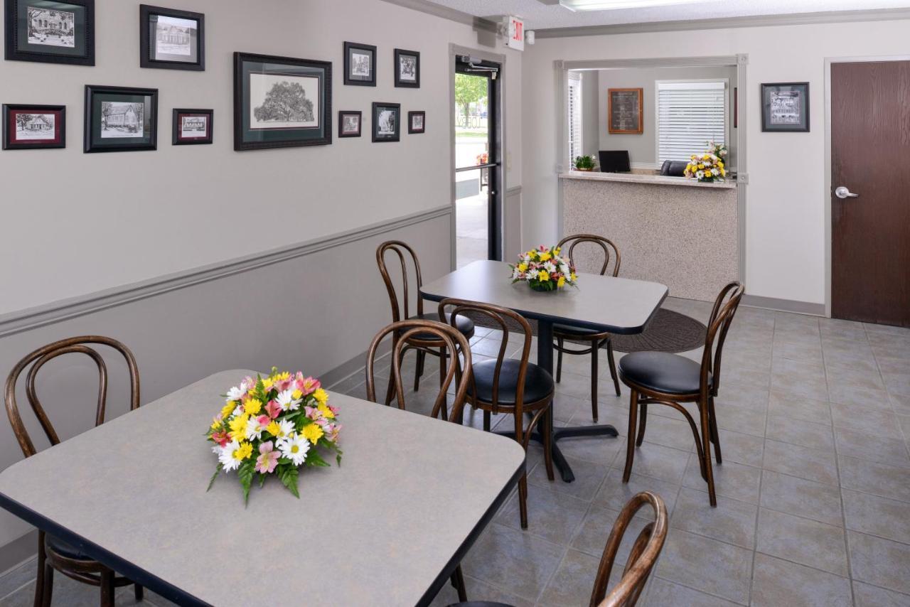 Briarwood Inn Of Geneva Extérieur photo