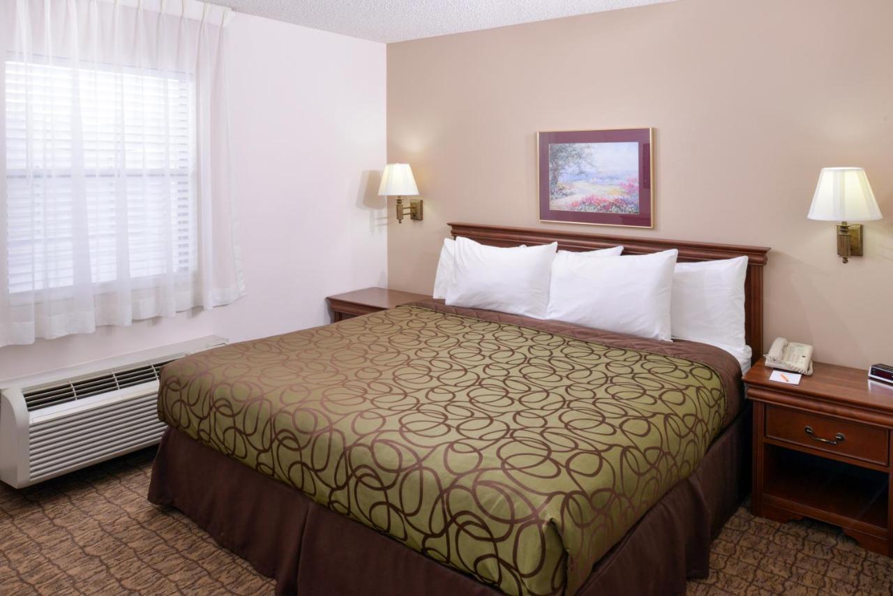 Briarwood Inn Of Geneva Extérieur photo